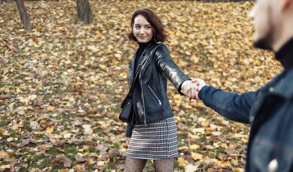 Encontro Romântico Jovem Casal Amantes Brincando Mãos Dadas Fundo Folhas — Fotografia de Stock