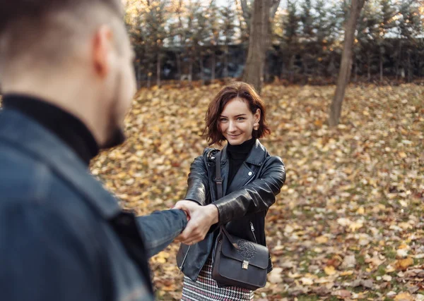 Romantisk Dejt Ett Ungt Par Älskare Lurar Runt Hålla Hand — Stockfoto