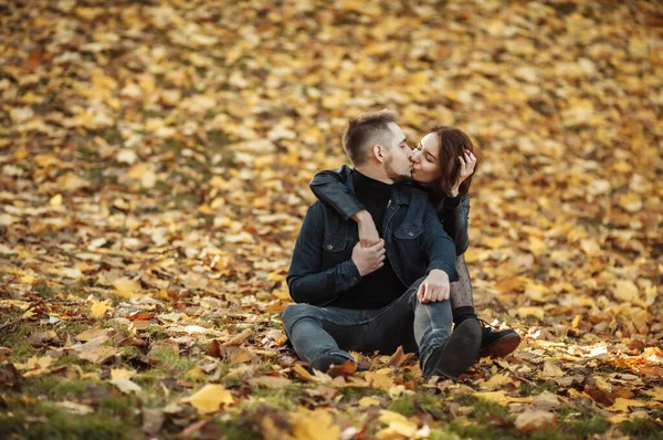 Молодые Обнимающие Парочку Влюбленных Размытом Фоне Опавших Осенних Листьев Парке — стоковое фото