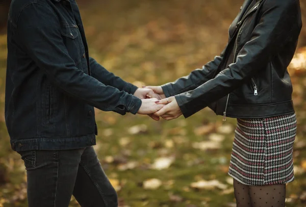 Romantic Love Concept Young Couple Love Holds Hands Blurry Background — Stock Photo, Image