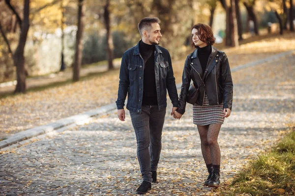 Pareja Joven Enamorada Caminando Parque Otoño Ciudad Cogidos Mano Fecha — Foto de Stock