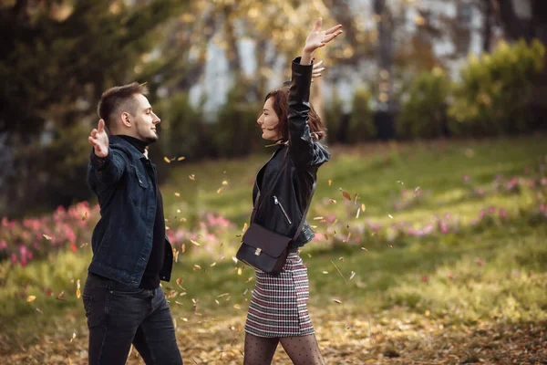 Молодая Влюбленная Пара Валяет Дурака Выбрасывая Опавшие Листья Осенний Парк — стоковое фото