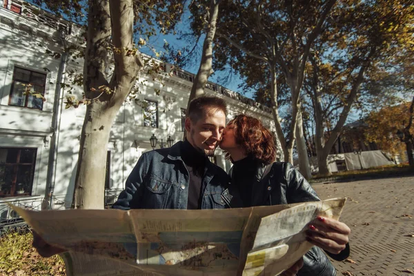 Pasangan Yang Indah Berlibur Menggunakan Peta Kota Kertas Untuk Petunjuk — Stok Foto