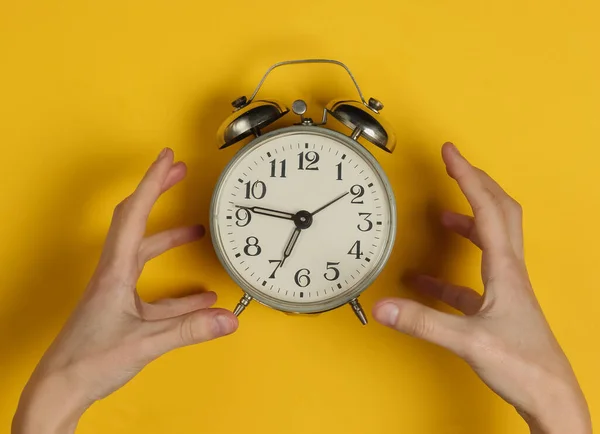 Piatto Creativo Laici Mattina Tempo Emozioni Concetto Arrabbiato Mano Femminile — Foto Stock