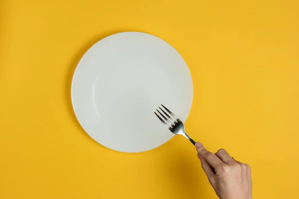 Concepto Comida Minimalista Manos Femeninas Sosteniendo Tenedor Plato Blanco Vacío —  Fotos de Stock