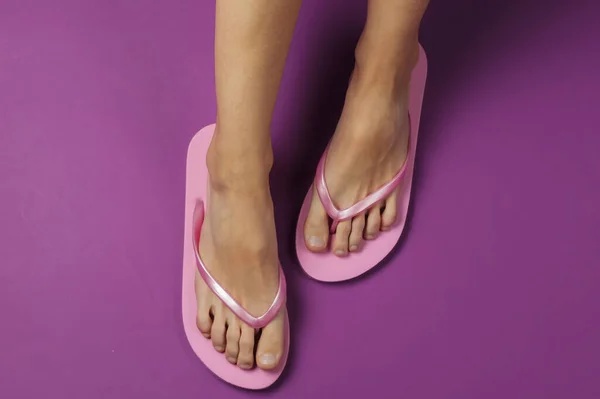 Minimalistisches Konzept Des Strandurlaubs Weibliche Beine Mit Flip Flops Auf — Stockfoto