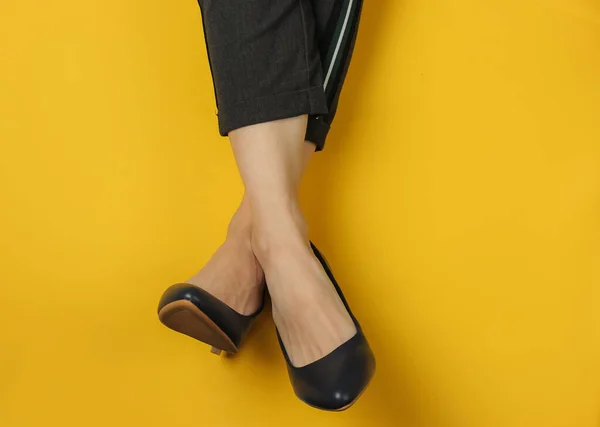 Mulher Negócios Flat Lay Concept Pernas Femininas Vestidas Com Calças — Fotografia de Stock