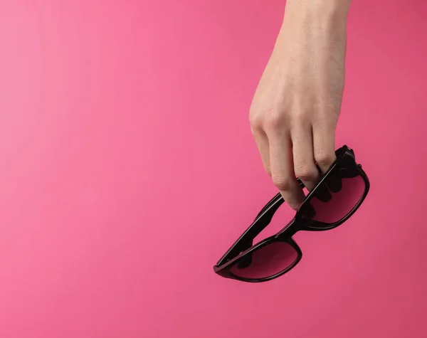 Die Weibliche Hand Hält Eine Stylische Sonnenbrille Auf Rosa Hintergrund — Stockfoto