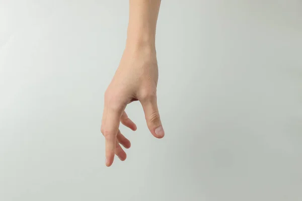 Weibliche Hand Streckt Die Hand Aus Einen Weißen Hintergrund Anzunehmen — Stockfoto