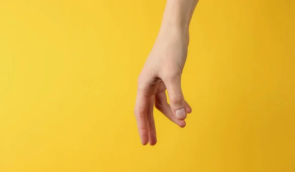 Mano Femenina Extiende Para Tomar Sobre Fondo Amarillo — Foto de Stock