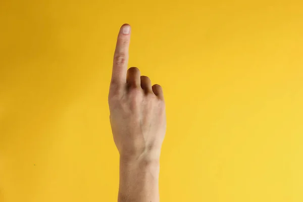 Mano Femenina Apunta Dedo Índice Hacia Arriba Sobre Fondo Amarillo — Foto de Stock