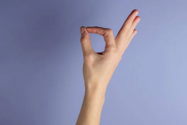 Vrouwelijke Hand Toont Oke Gebaar Paarse Achtergrond — Stockfoto