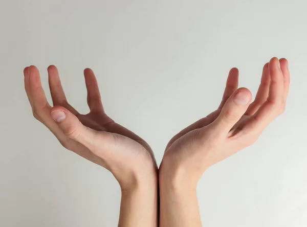 Γυναικεία Χέρια Σχηματίζουν Ένα Χώρο Για Κείμενό Σας Λευκό Φόντο — Φωτογραφία Αρχείου