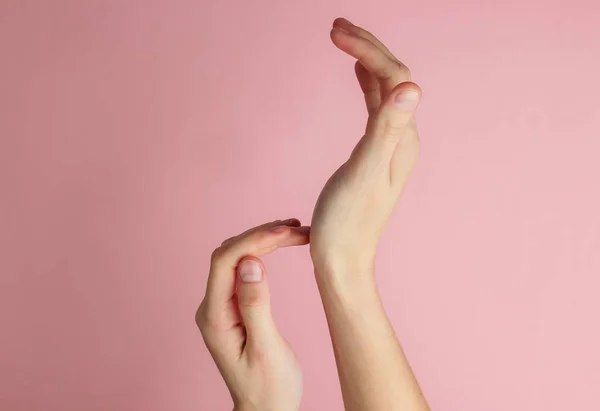 きれいな柔らかい肌のための美しい手に保湿剤を適用する女性 健康と美しさの概念 ピンクパステルの背景 — ストック写真