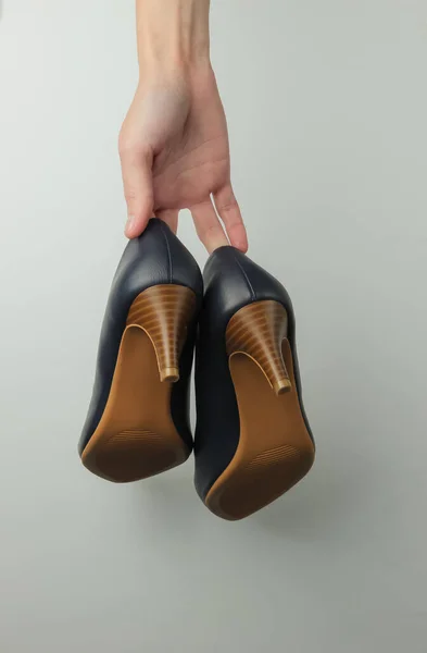 Estudio Tiro Moda Manos Femeninas Sosteniendo Zapatos Clásicos Tacón Alto — Foto de Stock