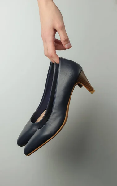 Stüdyo Moda Çekimi Beyaz Arka Planda Klasik Yüksek Topuklu Ayakkabı — Stok fotoğraf