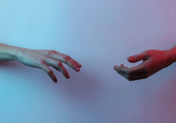 Les Mains Des Femmes Lumière Bleu Rouge Néon Lumière Mystique — Photo