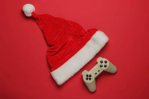 Chapeau Père Noël Manette Sur Fond Rouge Concept Gamer Vacances — Photo