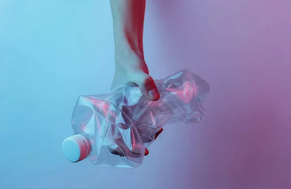 Concepto Reciclaje Mano Femenina Sostiene Una Botella Plástico Arrugada Arte — Foto de Stock