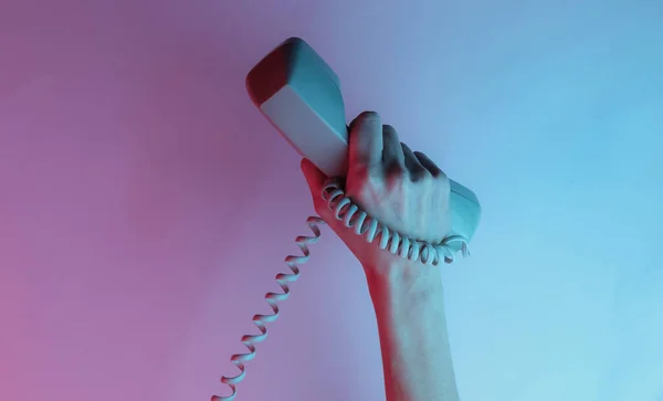 Weibliche Hand Kabel Eingewickelt Hält Retro Hörer Kreative Pop Art — Stockfoto
