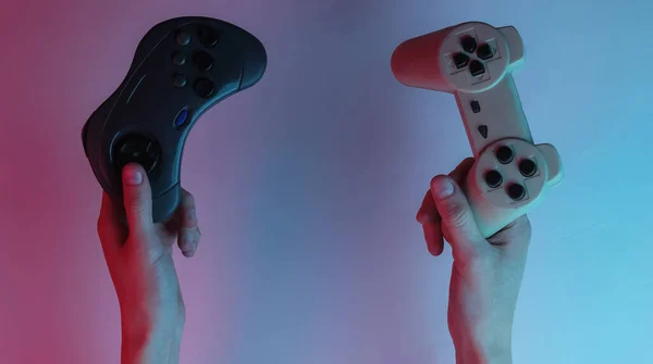 Koncepcja Gracza Ręce Trzymające Gamepady Kreatywny Pop Art Różowy Niebieski — Zdjęcie stockowe