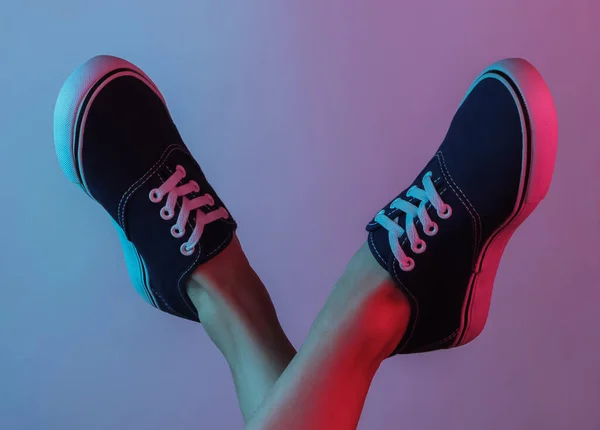 穿运动鞋的女人的脚富有创意的流行艺术粉红蓝色霓虹灯色 趋势梯度照明 — 图库照片