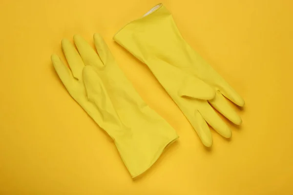 Guantes Látex Para Limpiar Sobre Fondo Amarillo Concepto Limpieza Grabado — Foto de Stock