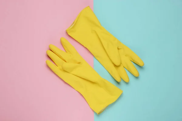 Guantes Látex Amarillo Para Limpiar Sobre Fondo Azul Rosado Concepto —  Fotos de Stock