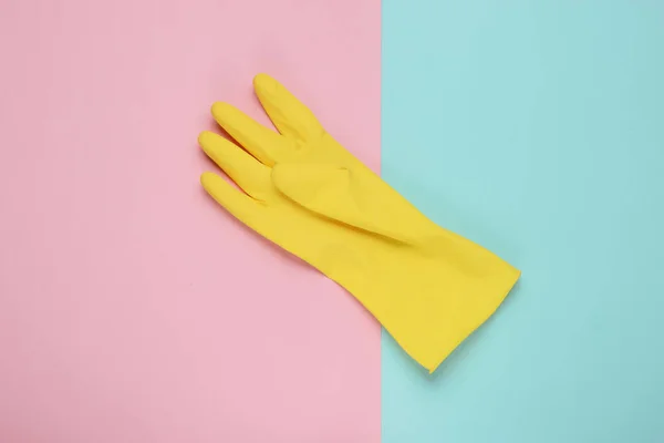 Guante Látex Amarillo Para Limpiar Sobre Fondo Azul Rosado Concepto — Foto de Stock