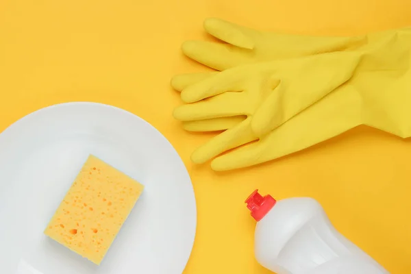 Gereedschap Voor Het Afwassen Van Afwas Een Gele Studioachtergrond Bord — Stockfoto