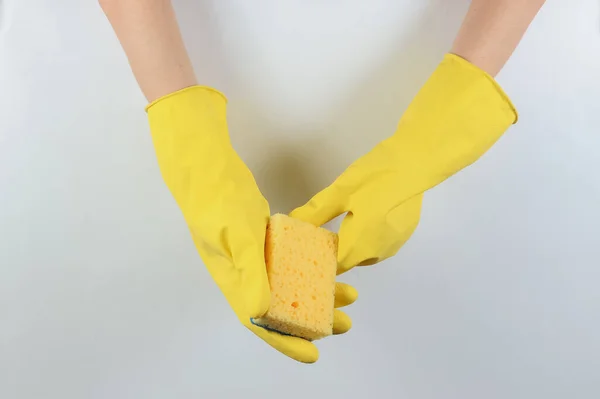 家庭主妇的概念 手戴黄色乳胶手套 手拿着灰色背景的清洁海绵 — 图库照片