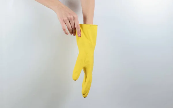 Concepto Limpieza Casa Las Manos Femeninas Usan Guantes Goma Amarillos — Foto de Stock