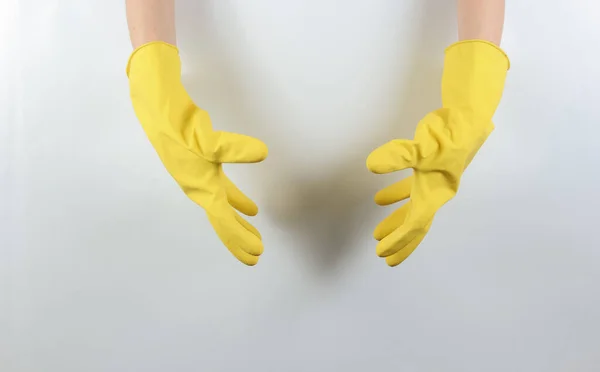 Concepto Limpieza Casa Las Manos Femeninas Usan Guantes Goma Amarillos — Foto de Stock