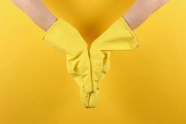 Manos Femeninas Guantes Goma Amarillos Sobre Fondo Amarillo Estudio Concepto — Foto de Stock