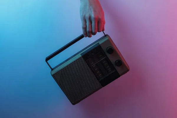 Retro Aalto Kädet Kiinni Radiovastaanottimessa Creative Pop Art Vaaleanpunainen Sininen — kuvapankkivalokuva