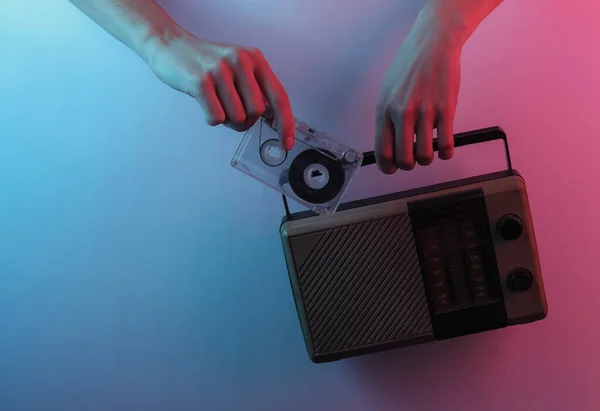 Fala Wsteczna Ręce Odbiornikiem Radiowym Kasetą Audio Kreatywny Pop Art — Zdjęcie stockowe
