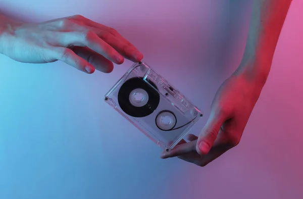 Onda Retrô Mãos Segurar Cassete Áudio Criativa Pop Arte Cor — Fotografia de Stock