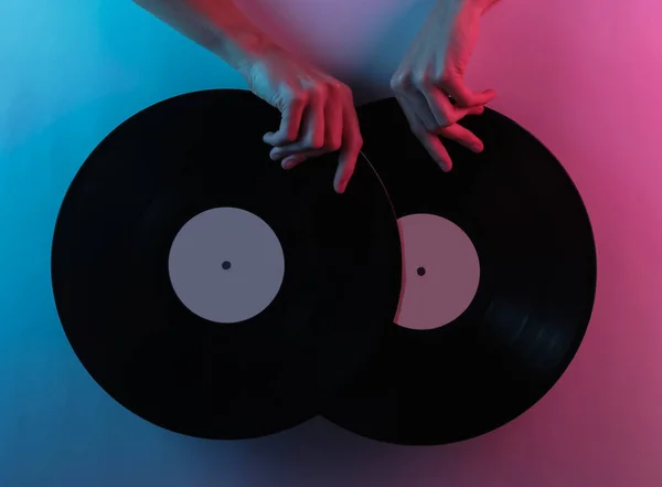 80年代のレトロな波 レコードを持っている手 クリエイティブポップアートピンクブルーネオンカラー トレンディなグラデーション照明 — ストック写真