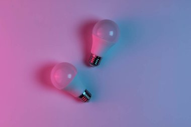 LED ampuller. Neon pembe gece lambası