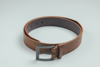 Beyaz arka planda kahverengi deri kemer.