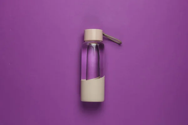Botella Agua Para Deportes Actividades Aire Libre Sobre Fondo Púrpura — Foto de Stock
