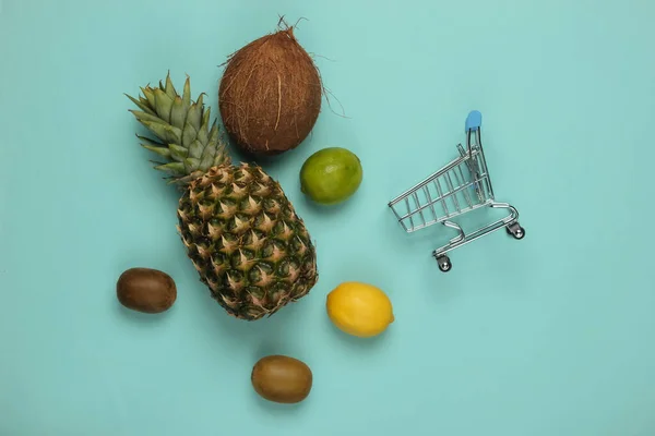 Carrinho Compras Frutas Tropicais Fundo Azul Compras Supermercado Conceito Alimentação — Fotografia de Stock