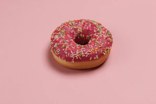 Comida Minimalista Naturaleza Muerta Donut Esmaltado Sobre Fondo Pastel Rosa — Foto de Stock
