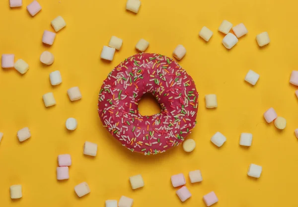 Comida Minimalista Naturaleza Muerta Rosquilla Esmaltada Con Malvaviscos Sobre Fondo — Foto de Stock