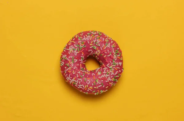 Comida Minimalista Naturaleza Muerta Rosquilla Esmaltada Sobre Fondo Amarillo Vista — Foto de Stock