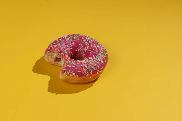 Arte Pop Comida Minimalista Naturaleza Muerta Rosquilla Vidriada Mordida Sobre — Foto de Stock