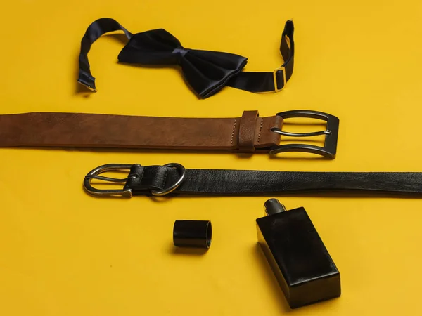 Corbata Lazo Cinturones Frasco Perfume Sobre Fondo Amarillo Accesorios Caballeros — Foto de Stock