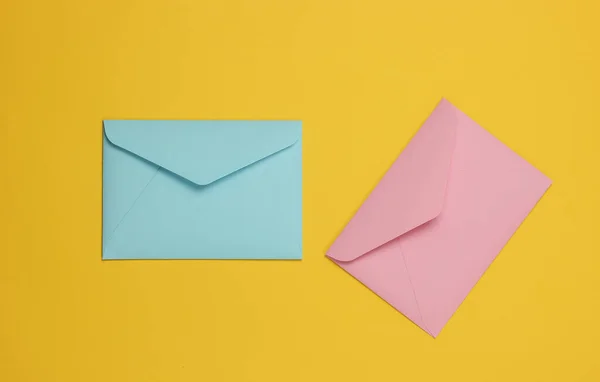黄色底色上有两个粉色和蓝色的邮包 在情人节 婚礼或生日的时候 平铺着一些模型 — 图库照片