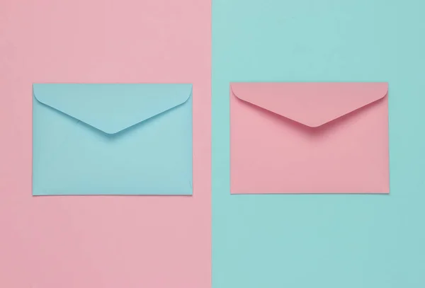 Dois Envelopes Cores Pastel Rosa Azul Flat Lay Mockup Para — Fotografia de Stock