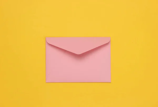 Envelope Cor Pastel Rosa Fundo Amarelo Flat Lay Mockup Para — Fotografia de Stock